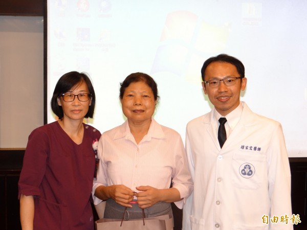 在第三次手術喜獲重生的蔡姓婦人(中)回到新樓醫院感謝神經外科主治醫師趙家宏妙手回春。(記者王俊忠攝)