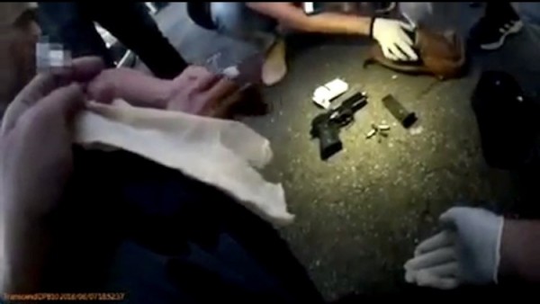 警方起出改造「巴西金牛」手槍。（記者洪臣宏翻攝）