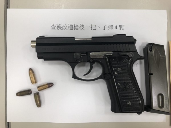 警方起出改造「巴西金牛」手槍。（記者洪臣宏翻攝）