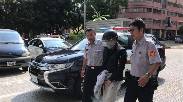 許嫌涉嫌販毒又擁槍自重，遭到送辦。（記者洪臣宏翻攝）