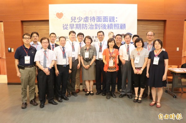 兒少虐待面面觀:從早期防治到後續照顧研討會,今在嘉義基督教醫院舉行,專家學者建議,應加強辨識及早通報,以防兒少再次受虐等情形。(記者王善嬿攝)