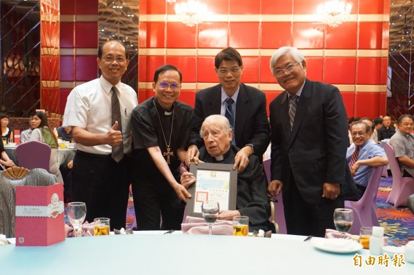 「荷蘭來的台灣人」!若瑟醫院創院神父畢耀遠96歲生日,縣長李進勇贈榮譽縣民證。(記者詹士弘攝)