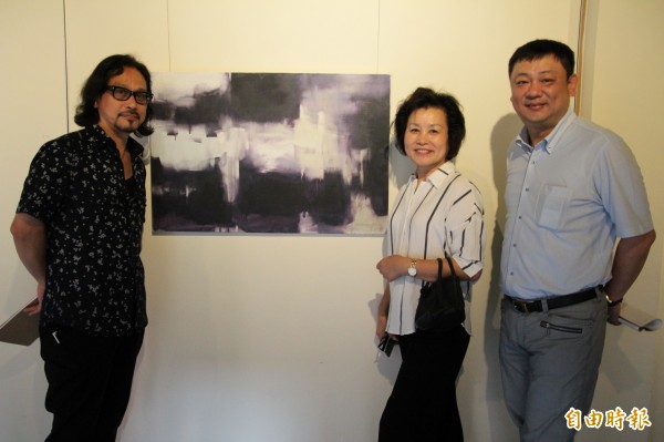 日籍畫家亀田洋二(左)用水彩、油畫技法創作出水墨畫的fu,展現他返樸歸真的心境。(記者黃美珠攝)