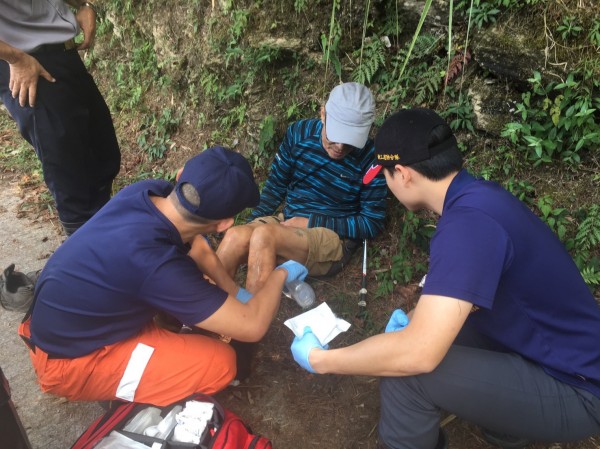 58歲王姓男子脫隊下山途中意外遇到虎頭蜂,驚慌躲避後迷路,又手機不小心掉落水中,受困山區2個晚上,靠喝溪水充飢,以意志力度過,所幸今天近午被搜救人員尋獲。(記者廖雪茹翻攝)