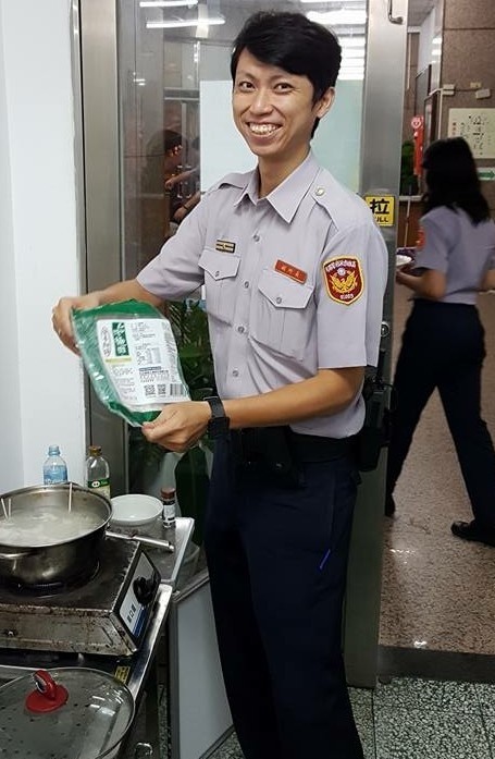 新興分局中山所副所長巡官陳威宇,升任八序列警務員。(記者黃良傑翻攝)