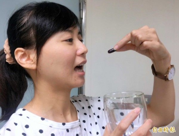 南投市1名正妹因服藥不慎,導致感冒醫好了,但卻出現食道潰瘍症狀,圖為吞藥示意圖,與新聞事件無關。(記者謝介裕攝)