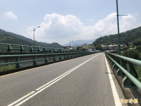 王姓男子與妻子爭吵衝突,酒後竟從南投縣國姓鄉133縣道一躍而下尋短。(記者佟振國攝)