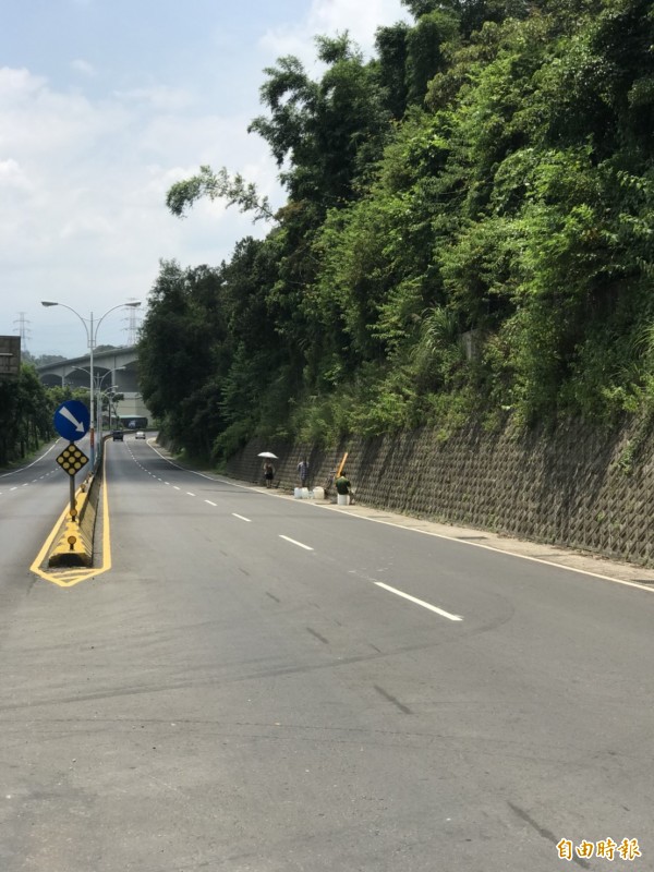 取水點位於台三線上,曾有裝水民眾遭撞。(記者許倬勛攝)