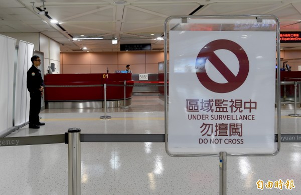 桃園機場第二航廈再次發生旅客跨越證照查驗臺閘門闖關入境事件,移民署國境事務大隊在事件發生後加派人力防範。(記者朱沛雄攝)