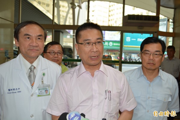 墓地种电被外界认为会「吵死人」? 内政部长徐国勇认为想太多!他说,如大家去看过太阳光电就知道,是很安静的没有声音的。(记者汤世名摄)