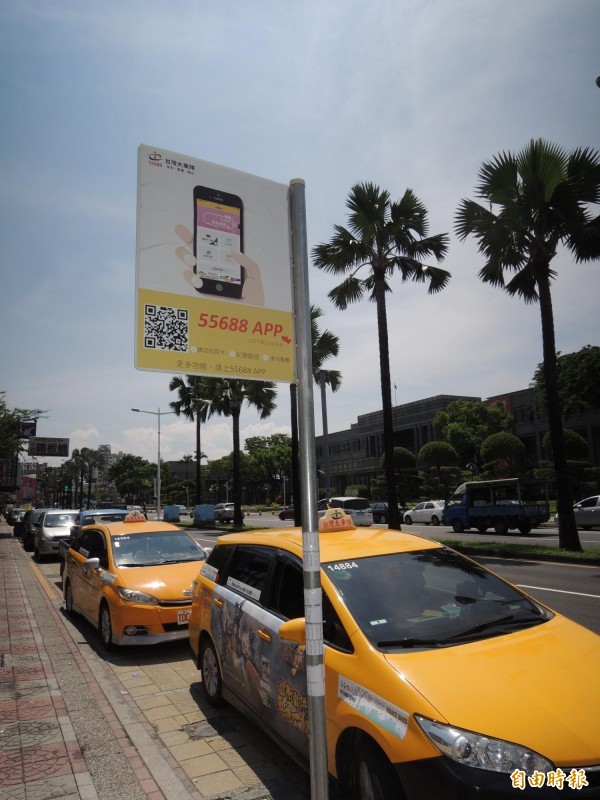 屏東縣政府開辦的「公車式小黃」載客服務,為社區長者帶來便利,審計單位則促請縣府善用補貼提高載客率。(記者李立法攝)