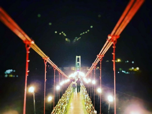 宜蘭縣大同鄉寒溪吊橋設計而成的巨無霸鵲橋,今晚開始試燈。(大同鄉公所提供)