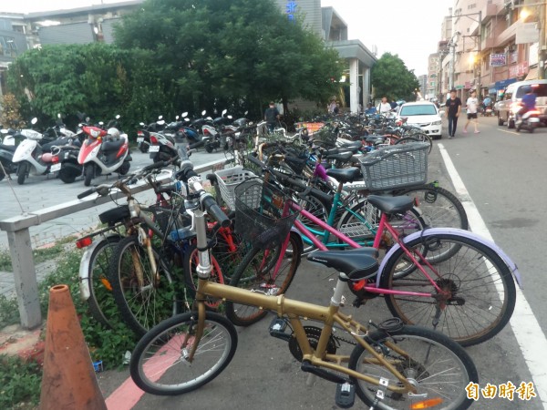 民眾陳情,竹北車站和平街側的前站,站區和路邊長期停放大量自行車無人管理,常見行人被迫走在車道上。(記者廖雪茹攝)