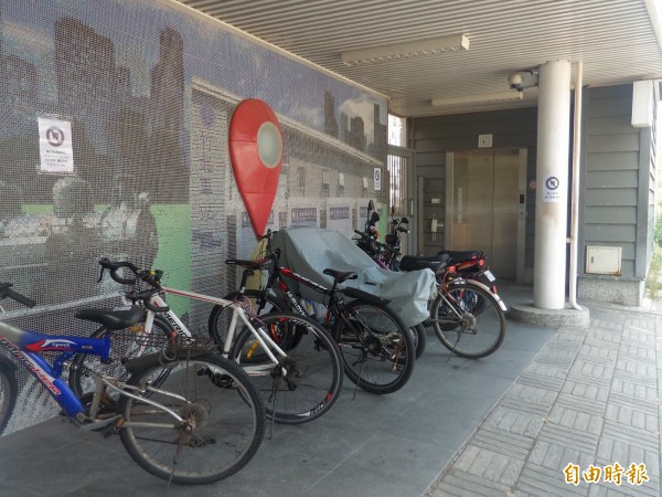 鐵路局竹北車站站方張貼禁止停車公告,仍見許多民眾隨意停放自行車,阻礙通行且破壞景觀。(記者廖雪茹攝)