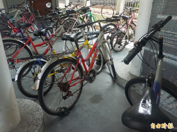 市民抱怨,竹北車站靠新泰路側的後站,無障礙電梯出入口通道,長期擺放20多輛自行車和電動自行車,阻礙通行,也破壞整體景觀。(記者廖雪茹攝)
