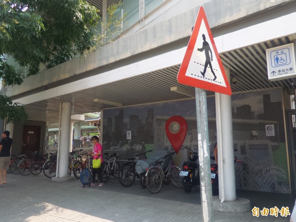 市民抱怨,竹北車站靠新泰路側的後站,無障礙電梯出入口通道,長期擺放20多輛自行車和電動自行車,阻礙通行,也破壞整體景觀。(記者廖雪茹攝)