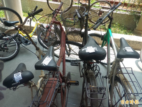 竹北車站表示,近日已在自行車上張貼公告,請車主儘速移開。(記者廖雪茹攝)