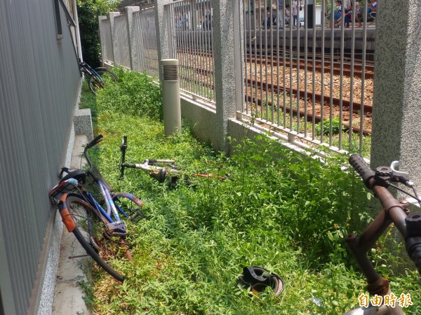 市民代表楊瑞蘭痛批,竹北車站站區宛如淪為老舊鐵馬、無牌機車的棄置天堂,鐵路局卻放任不管!(記者廖雪茹攝)