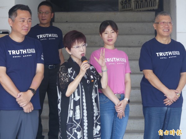 國民黨前主席洪秀柱(右三)跨海金門,為國民黨徵召的金門縣長參選人楊鎮浯(左一)加油打氣。(記者吳正庭攝)