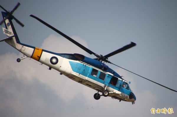 S-70C海鷗直升機8月11日於空軍嘉義基地,將在全國民眾前公開操演,是除役前的告別秀。(記者林宜樟攝)