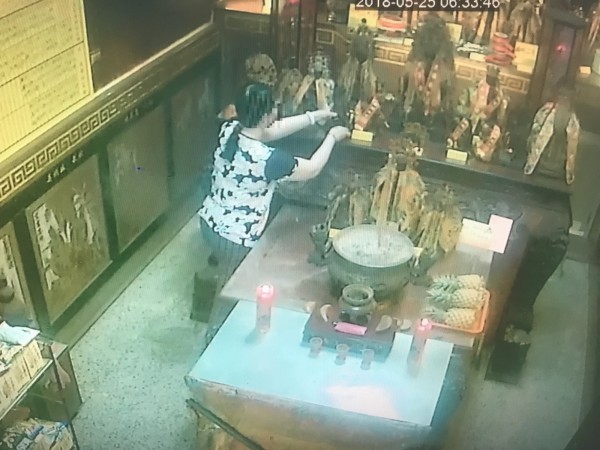李姓女子自稱受到神明指示,到宮廟將虎爺、三太子神像「請」回家。(記者王捷翻攝)