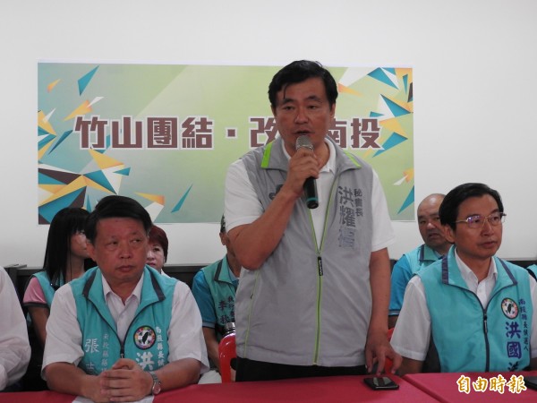 民進黨中央黨部秘書長洪耀福(中),召開記者會,宣布竹山鎮長選舉整合成功,縣議員張志銘(左)顧全大局宣布退選。(記者佟振國攝)