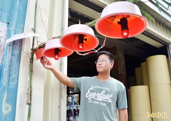 農曆7月到,仍有住戶保留在自家門口掛置普度公燈的習俗。(記者吳俊鋒攝)