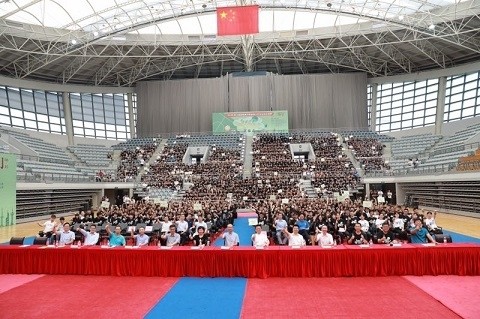 第五屆海峽兩岸暨港澳大學生運動交流賽此刻正在中國復旦大學舉行,中國號生參賽人數達1026人,開幕儀式只見中國的五星旗高掛,不見代表台灣的旗幟。(取自中國復旦大學網頁)
