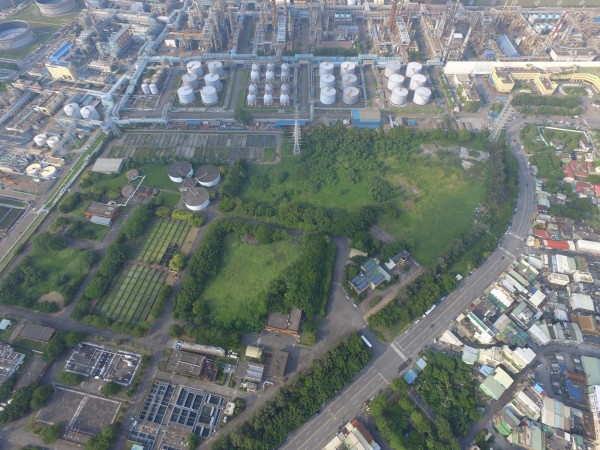 環保局將於工業區設500個空品感測器，形同佈下天羅地網，揪違規工廠無所遁形，圖為臨海工業區。（記者陳文嬋翻攝）