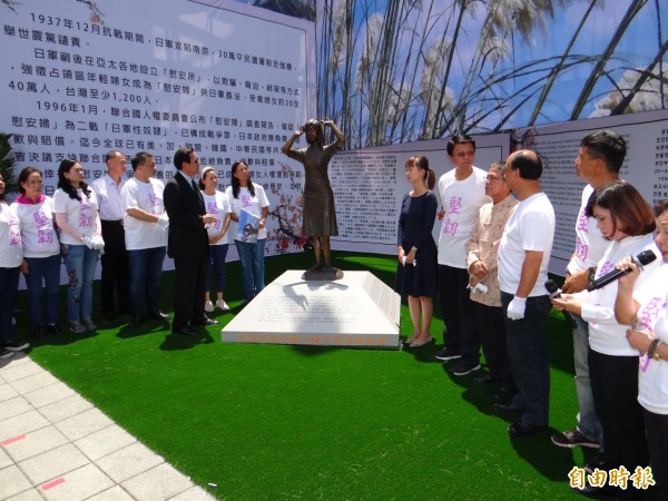 前总统马英九(左著西装者)参加南市慰安妇铜像揭幕。(记者王俊忠摄)