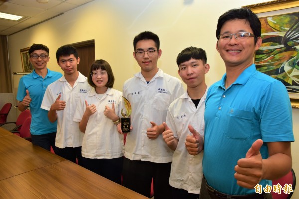 羅東高工學生方韋麒（右一起）、林冠豪、張庭芯、吳翊勤等4人，打造多功能榨汁機，獲得今年技術創造力競賽冠軍。（記者張議晨攝）