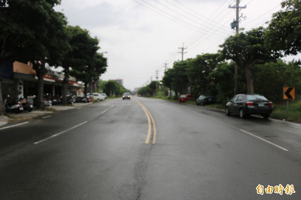 竹南镇公所拟于和兴路段增设排水沟、整建人行道并移除现有路树。(记者郑名翔摄)