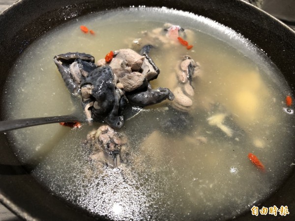 川閣蜆鍋店內招牌蜆鍋,加上烏骨雞。(記者歐素美攝)