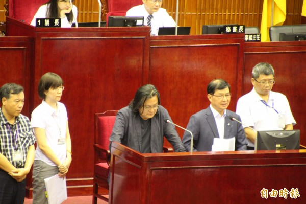 台北市都发局长林洲民(左三)在市府官员内有一项是状元,那就是「被告的次数」,市府首长被告19件,林洲民就占了10件。秦慧珠说,目前挨告的律师费80万元都是纳税人出,认为林洲民还是应该反省一下自己的态度。(记者锺泓良摄)