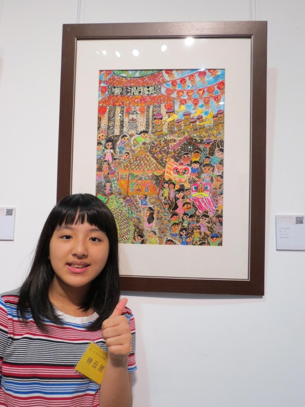 國小中年級組第一名中華國小4年級林云湘，作品為「媽祖出巡」獲得，畫出廟會熱鬧的精髓。（記者蘇金鳳攝）