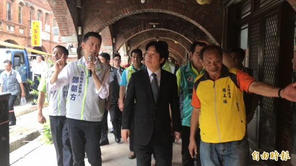 民進黨新竹縣長參選人鄭朝方(左)親自為行政院院長賴清德(中)導覽解說湖口老街之美。(記者黃美珠攝)