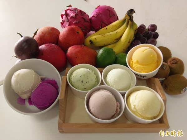 集集鎮義式冰淇淋店「Scoop」口味多樣,主打產地水果入料,讓冰淇淋呈現最真實的水果原味。(記者劉濱銓攝)