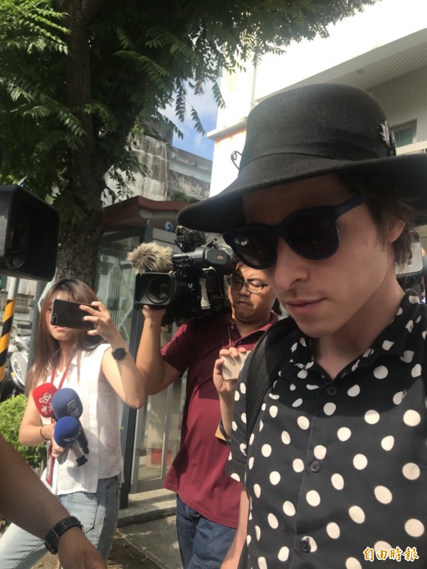 疑似死者的友人前往現場指認頭顱。(記者陳薏云攝)