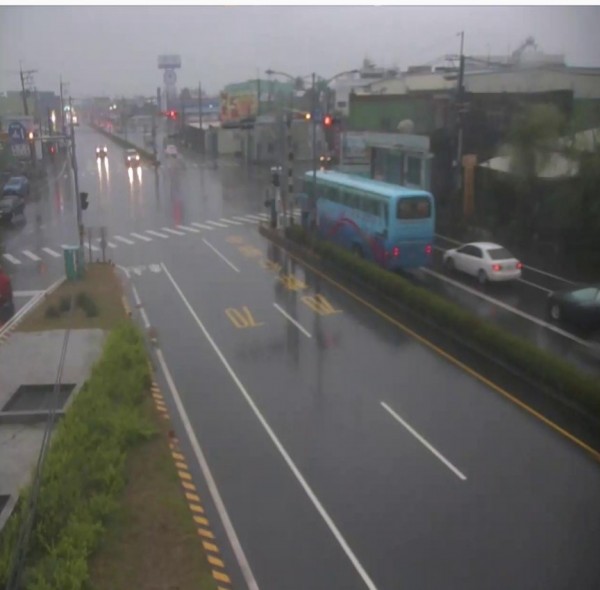 屏東降下大雨。（記者陳彥廷翻攝）