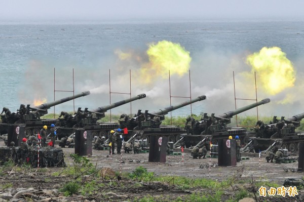 國軍近期在枋山海域重砲射擊。（記者蔡宗憲攝）