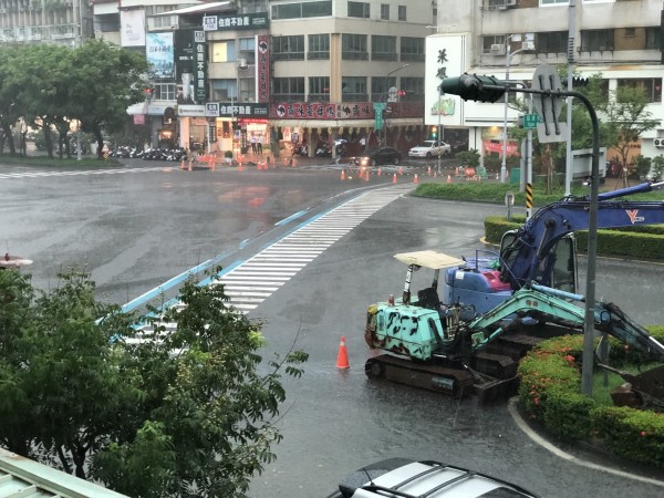 高雄市今天上午出現豪大雨。（民眾提供）