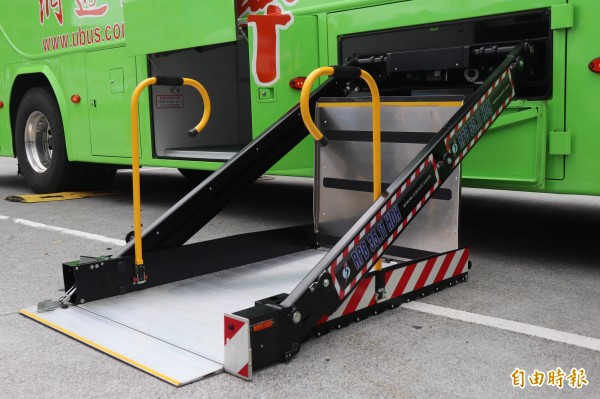 宜蘭國道客運直達桃園機場路線，採用無障礙巴士。（記者林敬倫攝）