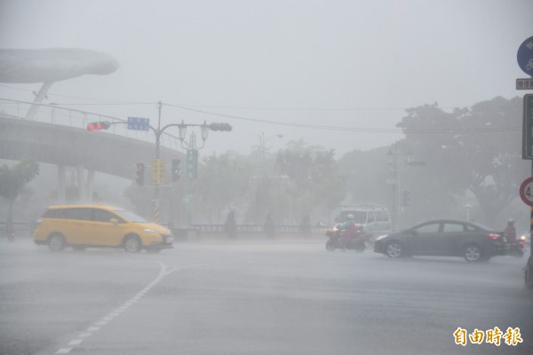 屏東縣今天大雨不斷。（記者葉永騫攝）