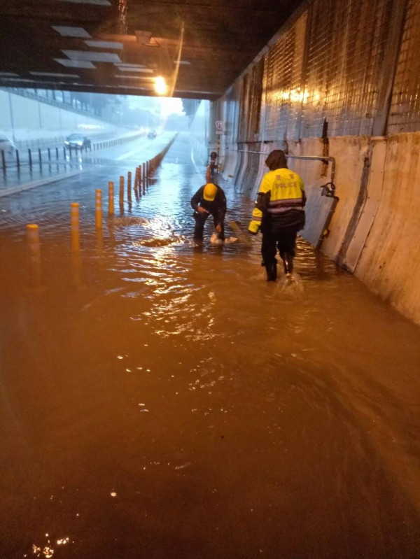 高雄市三民區中華地下道機車道積水嚴重一度封閉。（記者方志賢翻攝）