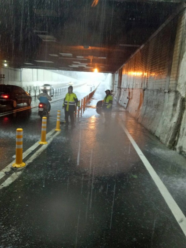 中華地下道緊急封閉機車道，警方引導機車改由快車道行駛。（記者方志賢翻攝）