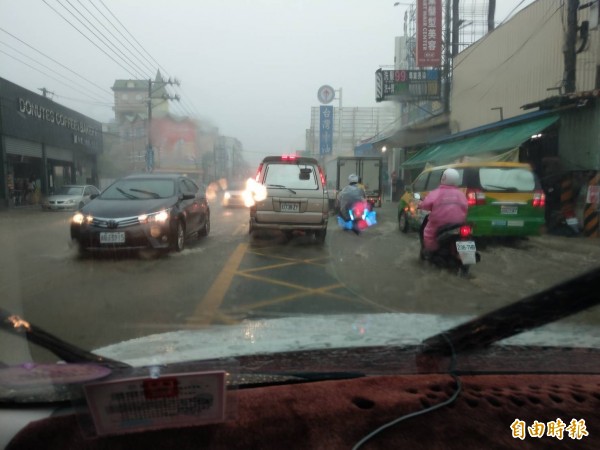 高雄今天上午下雨滂沱大雨，造成高雄市區多處積水。（記者方志賢攝）