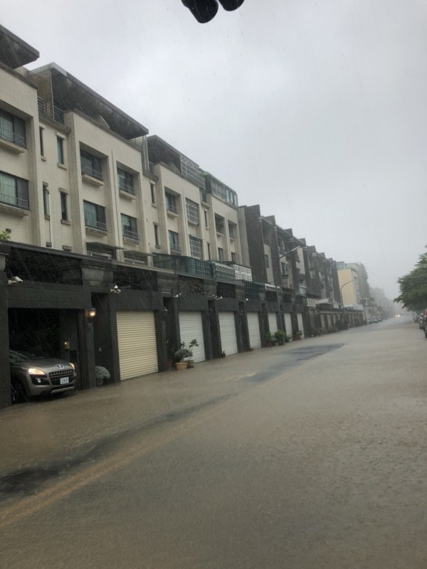 雨水將棒球場泥土沖至路面，整條黃澄澄。（記者邱灝唐翻攝）