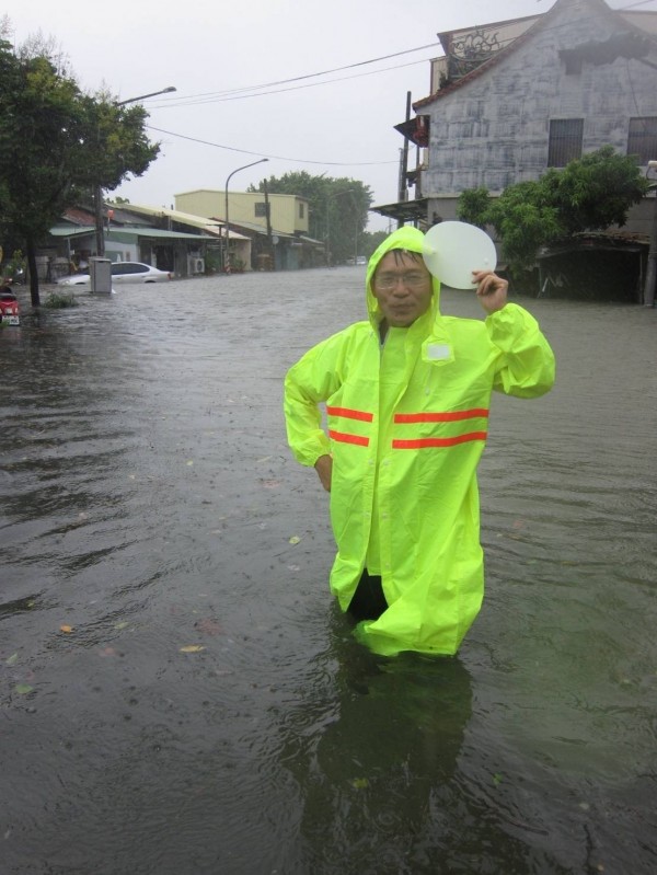 大林蒲部分馬路水深及膝。（記者洪臣宏翻攝）