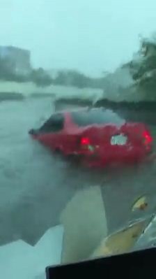 自小客衝進淹水車道。（攝自聯結車 大貨車 大客車 拉拉隊 運輸業 照片影片資訊分享團）