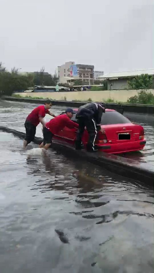 警消趕至救援。（記者黃旭磊翻攝）